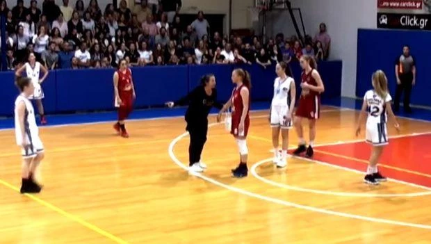 «Καμικάζι» μάνα οπαδός εισβάλλει στο γήπεδο εν ώρα τελικού Κορασίδων και δείτε τι ακολουθεί (βίντεο)